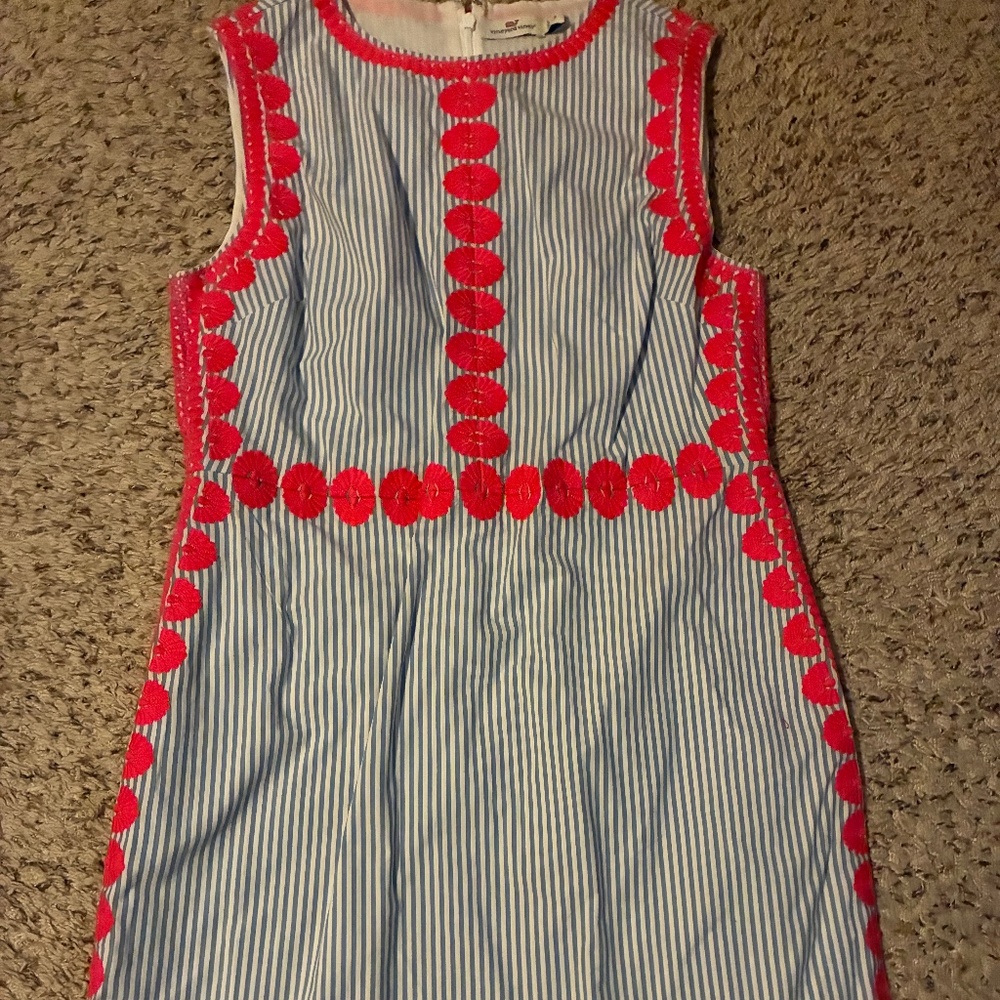 Vineyard Vines seersucker dress with bright pink details, size 8,great condition